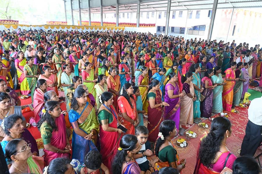 ಉಚ್ಚಿಲ ಮಹಾಲಕ್ಷ್ಮೀ ದೇವಸ್ಥಾನದಲ್ಲಿ ವರಮಹಾಲಕ್ಷ್ಮೀ ಪೂಜೆಯಲ್ಲಿ ಪಾಲ್ಗೊಂಡ ಮಹಿಳೆಯರು
