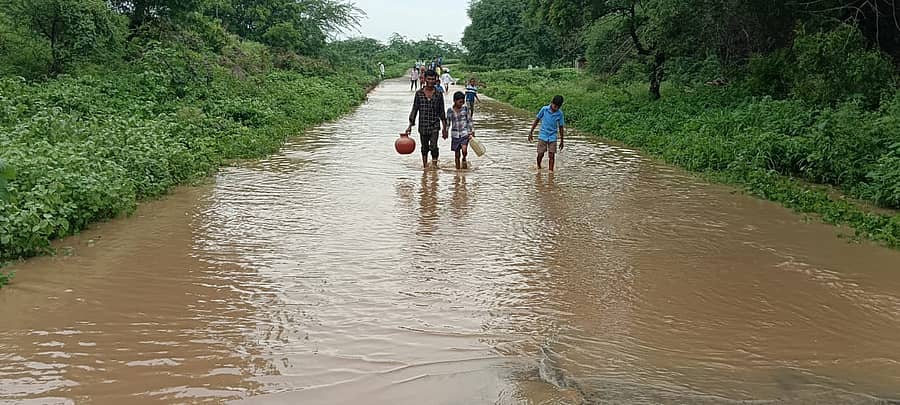 ಅಫಜಲಪುರ ತಾಲ್ಲೂಕಿನಲ್ಲಿ ಶುಕ್ರವಾರ ಸುರಿದ ಮಳೆಗೆ ರೇವೂರ್(ಬಿ) ರಸ್ತೆ ಮೇಲೆ ನೀರು ಸಂಗ್ರಹವಾಗಿರುವುದು