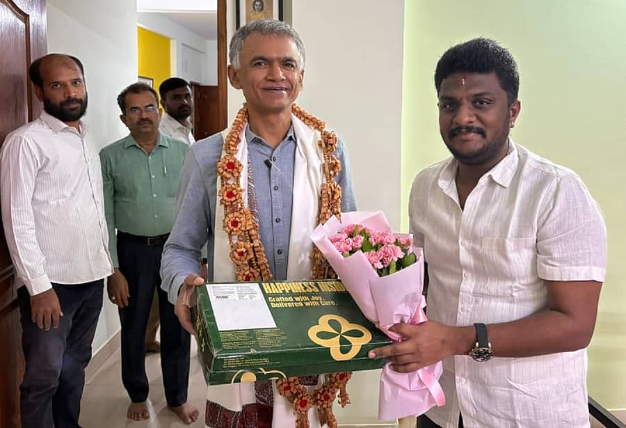 ಬೆಂಗಳೂರಿನಲ್ಲಿ ಸಚಿವ ಕೃಷ್ಣ ಬೈರೇಗೌಡರನ್ನು ಭೇಟಿ ಮಾಡಿದ ಸಂಸದ ಶ್ರೇಯಸ್ ಪಟೇಲ್‌ ಅಭಿನಂದಿಸಿದರು.