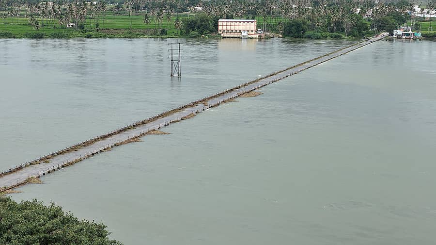 ಕಂಪ್ಲಿಯ ತುಂಗಭದ್ರಾ ನದಿ ಸೇತುವೆ ಪ್ರವಾಹ ಬಂದಾಗ ಮುಳುಗಡೆಯಾದ ದೃಶ್ಯ