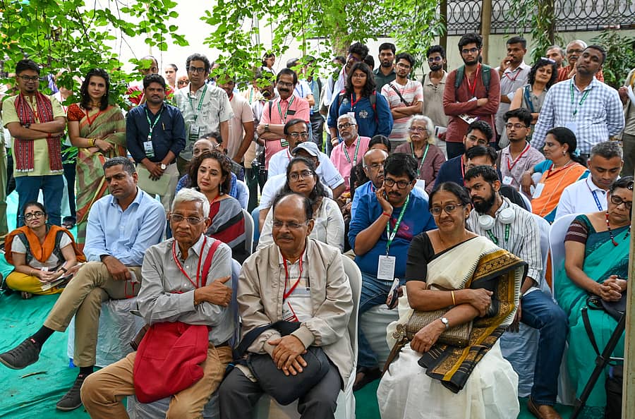 ಬುಕ್ ಬ್ರಹ್ಮ ಸಾಹಿತ್ಯ ಉತ್ಸವದ ಗೋಷ್ಠಿಯೊಂದರಲ್ಲಿ ನಿಂತುಕೊಂಡು ಸಹ ಚರ್ಚೆ ಆಲಿಸುತ್ತಿರುವ ಸಾಹಿತ್ಯ ಪ್ರೇಮಿಗಳು
ಪ್ರಜಾವಾಣಿ ಚಿತ್ರ