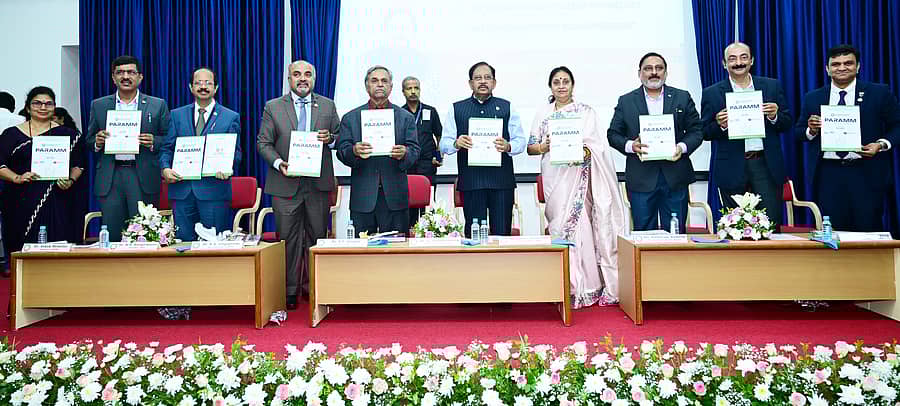 <div class="paragraphs"><p>ತುಮಕೂರಿನ ಎಸ್‌ಎಸ್‌ಐಟಿ ಕಾಲೇಜಿನಲ್ಲಿ ಶನಿವಾರ ನಡೆದ ‘ಪರಂ ಸೈಬರ್ ಆರ್ಕ್’ ಕೇಂದ್ರ ಉದ್ಘಾಟನೆ ಕಾರ್ಯಕ್ರಮದಲ್ಲಿ ‘ಪರಂ ಸೈಬರ್ ಆರ್ಕ್’ ಪುಸ್ತಕ ಬಿಡುಗಡೆ ಮಾಡಲಾಯಿತು. </p></div>