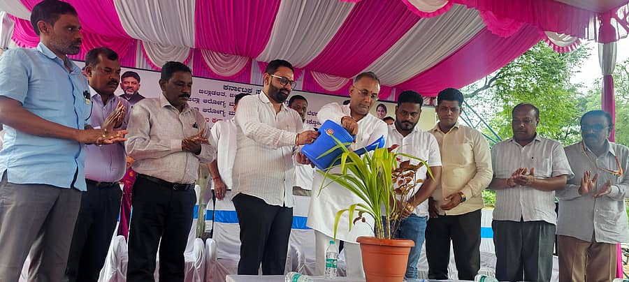 ಹುಕ್ಕೇರಿ ಪಟ್ಟಣದ ಸರ್ಕಾರಿ ಆಸ್ಪತ್ರೆಯಲ್ಲಿ ನಿರ್ಮಿಸಿದ ವೈದ್ಯರ ಮತ್ತು ಶುಶ್ರೂಷಕಿಯರ ನೂತನ ವಸತಿಗೃಹ ಕಟ್ಟಡ ಉದ್ಘಾಟನೆ ಮತ್ತು ಪ್ರಯೋಗಾಲಯ ಶಂಕು ಸ್ಥಾಪನೆ ಕಾರ್ಯಕ್ರಮವನ್ನು ಆರೋಗ್ಯ ಸಚಿವ ದಿನೇಶ್ ಗುಂಡೂರಾವ್ ಶನಿವಾರ ಉದ್ಘಾಟಿಸಿದರು. ಶಾಸಕ ನಿಖಿಲ್ ಕತ್ತಿ ಇದ್ದಾರೆ.