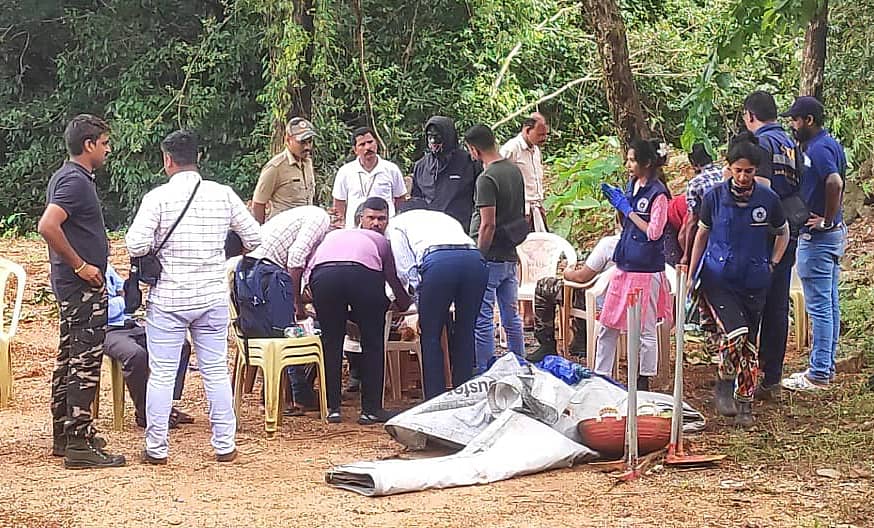 ಧರ್ಮಸ್ಥಳ ಗ್ರಾಮದ ಬಾಹುಬಲಿ ಬೆಟ್ಟದ ರಸ್ತೆ ಬಳಿ ಸಾಕ್ಷಿ ದೂರುದಾರ ತೋರಿಸಿದ ಜಾಗದಲ್ಲಿ ಶನಿವಾರ ಶೋಧ ಕಾರ್ಯ ನಡೆಯಿತು