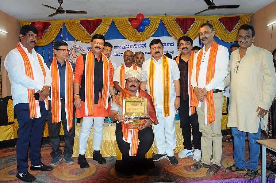 ಹೊಸನಗರ ತಾಲ್ಲೂಕು ನಿಟ್ಟೂರು ಕಾಲೇಜಿನಲ್ಲಿ ನಡೆದ ಪತ್ರಿಕಾ ದಿನಾಚರಣೆಯಲ್ಲಿ ಶಿಮೂಲ್ ಅಧ್ಯಕ್ಷ ಗುರುಶಕ್ತಿ ವಿದ್ಯಾಧರ ಅವರನ್ನು ಸನ್ಮಾನಿಸಲಾಯಿತು