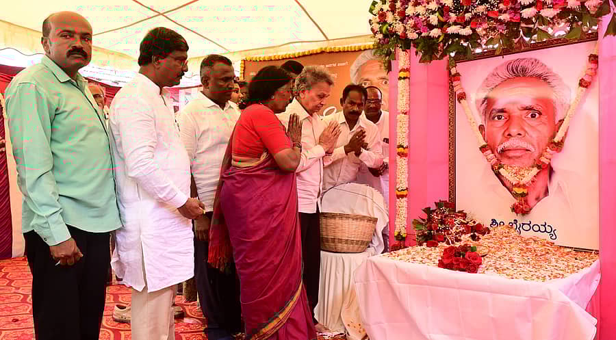 ಹಾರೋಹಳ್ಳಿ ತಾಲ್ಲೂಕಿನ ವಡೇರಹಳ್ಳಿಯಲ್ಲಿ ಶನಿವಾರ ನಡೆದ ಸಾಮಾಜಿಕ ಹೋರಾಟಗಾರ ಭೈರಯ್ಯ ಅವರ ಸಂಸ್ಮರಣೆ ಕಾರ್ಯಕ್ರಮದಲ್ಲಿ ಗಣ್ಯರು ಭೈರಯ್ಯ ಅವರ ಭಾವಚಿತ್ರಕ್ಕೆ ನಮನ ಸಲ್ಲಿಸಿದರು. ಚಿಂತಕ ಪ್ರೊ. ಬರಗೂರು ರಾಮಚಂದ್ರಪ್ಪ, ಡಿಎಸ್‌ಎಸ್‌ ಪ್ರಧಾನ ಸಂಚಾಲಕ ಮಾವಳ್ಳಿ ಶಂಕರ್, ಭೈರಯ್ಯ ಅವರ ಪತ್ನಿ ಮಹಾದೇವಮ್ಮ, ಪುತ್ರ ಬಿ. ರಾಜಶೇಖರಮೂರ್ತಿ ಹಾಗೂ ಇತರರು ಇದ್ದಾರೆ