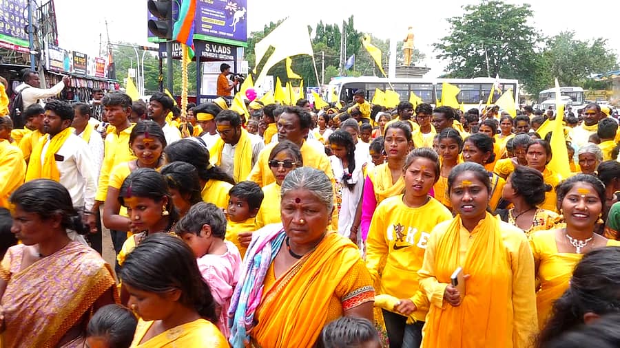 ಬೀದರ್‌ನಲ್ಲಿ ವಿಶ್ವ ಆದಿವಾಸಿ ದಿನಾಚರಣೆ ಕಾರ್ಯಕ್ರಮದ ಮೆರವಣಿಗೆಯಲ್ಲಿ ಭಾಗವಹಿಸಿದ ಜನರು