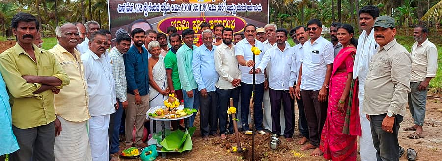 ಕಡೂರು ತಾಲ್ಲೂಕು ಮಾಡಾಳು ಗ್ರಾಮಕ್ಕೆ ₹2 ಕೋಟಿ ವೆಚ್ಚದಲ್ಲಿ ರಸ್ತೆ ನಿರ್ಮಾಣಕ್ಕೆ ಶನಿವಾರ ಶಾಸಕ ಕೆ.ಎಸ್‌.ಆನಂದ್‌ ಭೂಮಿಪೂಜೆ ನೆರವೇರಿಸಿದರು