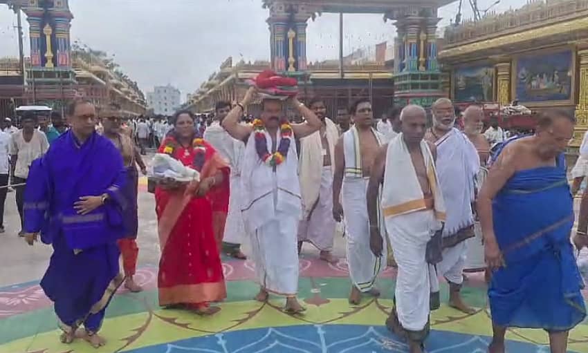 <div class="paragraphs"><p>ಮಂತ್ರಾಲಯದ ರಾಘವೇಂದ್ರ ಸ್ವಾಮಿಗಳ ಮಠಕ್ಕೆ ಶನಿವಾರ ತಿರುಪತಿ ತಿರುಮಲ ದೇವಸ್ಥಾನದ ಎಇಒ ರಾಮಕೃಷ್ಣ ಅವರು ಟಿಟಿಡಿಯಿಂದ ಶ್ರೀವಾರಿ ವಸ್ತ್ರವನ್ನು ತಂದರು</p></div>