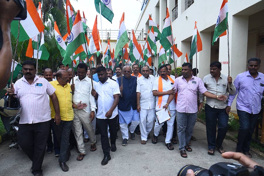 ದಾವಣಗೆರೆಯಲ್ಲಿ ಬಿಜೆಪಿ ಜಿಲ್ಲಾ ಘಟಕದಿಂದ ಶನಿವಾರ ಆಯೋಜಿಸಿದ್ದ ಬೃಹತ್ ತಿರಂಗಾ ಯಾತ್ರೆಯಲ್ಲಿ ಬಿಜೆಪಿ ನಾಯಕರು ಹೆಜ್ಜೆ ಹಾಕಿದರು ಪ್ರಜಾವಾಣಿ ಚಿತ್ರ