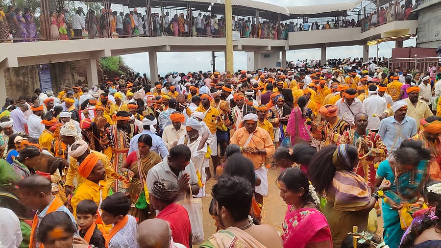 ಹಾವೇರಿ ಜಿಲ್ಲೆಯ ರಾಣೆಬೆನ್ನೂರು ತಾಲ್ಲೂಕಿನ ದೇವರಗುಡ್ಡದ ಮಾಲತೇಶ ದೇವಸ್ಥಾನದಲ್ಲಿ ನೂಲ ಹುಣ್ಣಿಮೆ ನಿಮಿತ್ತ ಭಕ್ತರು ಶನಿವಾರ ದೇವರ ಚಾಕರಿ ಮಾಡಿದರು 

