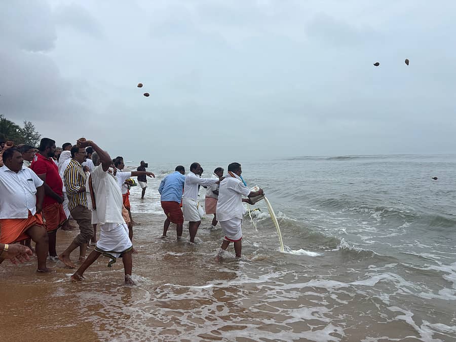 ಹೆಜಮಾಡಿ ಏಳೂರು ಮೊಗವೀರ ಮಹಾಸಭಾ ವತಿಯಿಂದ ಹೆಜಮಾಡಿ ಅಮವಾಸ್ಯೆ ಕರಿಯ ಬಳಿ ಸಮದ್ರಕ್ಕೆ ಹಾಲೆರೆದು ಪೂಜೆ ಸಲ್ಲಿಸಲಾಯಿತು