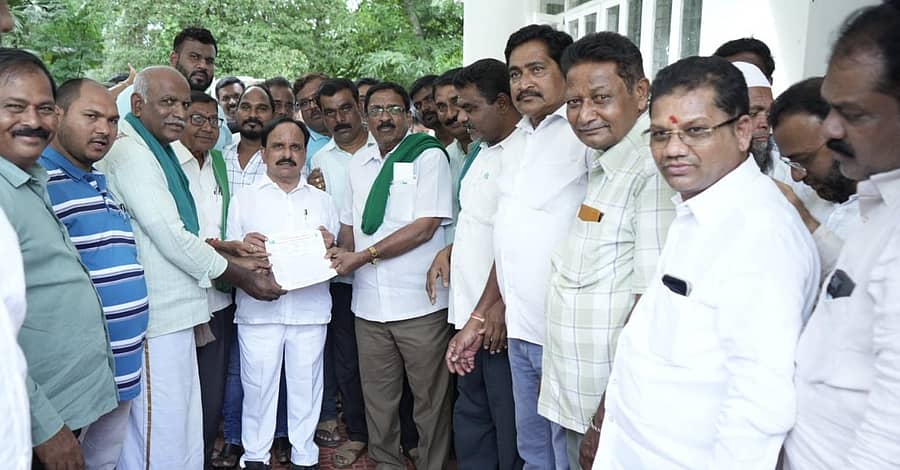 ಭದ್ರಾ ಮೇಲ್ದಂಡೆ ಯೋಜನೆಯಲ್ಲಿ ವಾಣಿವಿಲಾಸ ಜಲಾಶಯಕ್ಕೆ ನೀರಿನ ಮರುಹಂಚಿಕೆ ಮಾಡುವಂತೆ ಹಿರಿಯೂರಿನಲ್ಲಿ ಶನಿವಾರ ರೈತ ಮುಖಂಡರು ಜಿಲ್ಲಾ ಉಸ್ತುವಾರಿ ಸಚಿವ ಡಿ. ಸುಧಾಕರ್ ಅವರಿಗೆ ಮನವಿ ಸಲ್ಲಿಸಿದರು