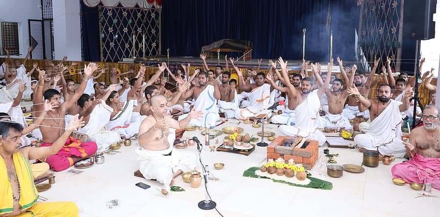 ಗೋಕರ್ಣದ ಅಶೋಕೆಯಲ್ಲಿ ಸಾಮೂಹಿಕವಾಗಿ ಜನಿವಾರ ಧಾರಣೆ ಕಾರ್ಯಕ್ರಮ ನಡೆಯಿತು.