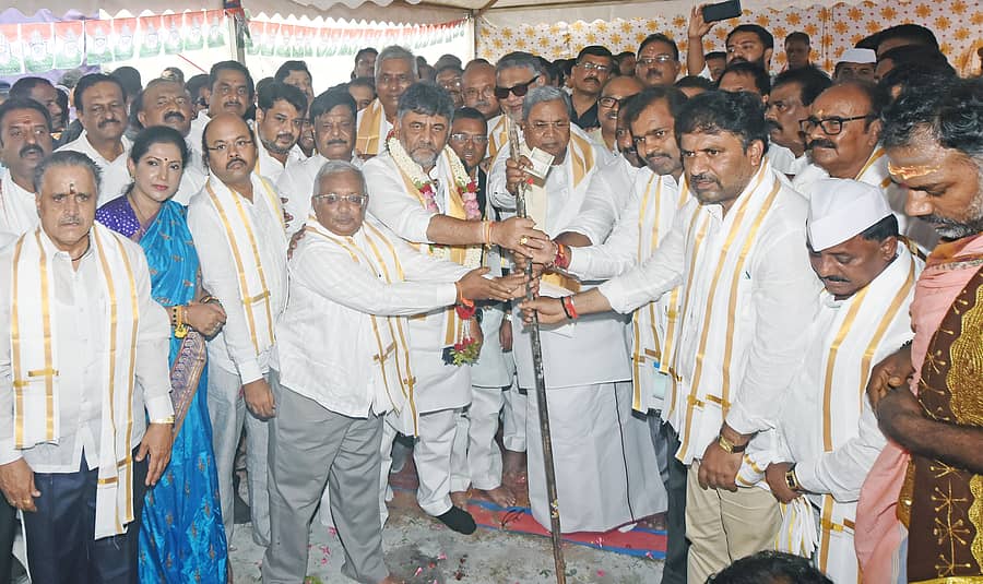 <div class="paragraphs"><p>ರೈಲು ನಿಲ್ದಾಣ ಸಮೀಪ ‘ಇಂದಿರಾ ಕಾಂಗ್ರೆಸ್ ಭವನ’ ನಿರ್ಮಾಣಕ್ಕೆ ಶನಿವಾರ ಮುಖ್ಯಮಂತ್ರಿ ಸಿದ್ದರಾಮಯ್ಯ ಹಾಗೂ ಉಪಮುಖ್ಯಮಂತ್ರಿ ಡಿ.ಕೆ. ಶಿವಕುಮಾರ್ ಭೂಮಿಪೂಜೆ ನೆರವೇರಿಸಿದರು&nbsp;</p></div>