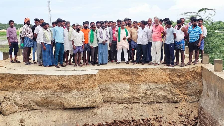 ನವಲಗುಂದ ತಾಲ್ಲೂಕಿನ ತಡಹಾಳ ಹಾಗೂ ಕುರ್ಲಗೇರಿ ಮಧ್ಯದ ಬೆಣ್ಣಿಹಳ್ಳದ ಸೇತುವೆ ಕುಸಿದು ಬಿದ್ದು ಗದಗ– ನರಗುಂದ ಸಂಚಾರ ಸ್ಥಗಿತಗೊಂಡಿರುವುದನ್ನು ಶಾಸಕ ಎನ್‌.ಎಚ್‌. ಕೋನರಡ್ಡಿ ವೀಕ್ಷಿಸಿದರು