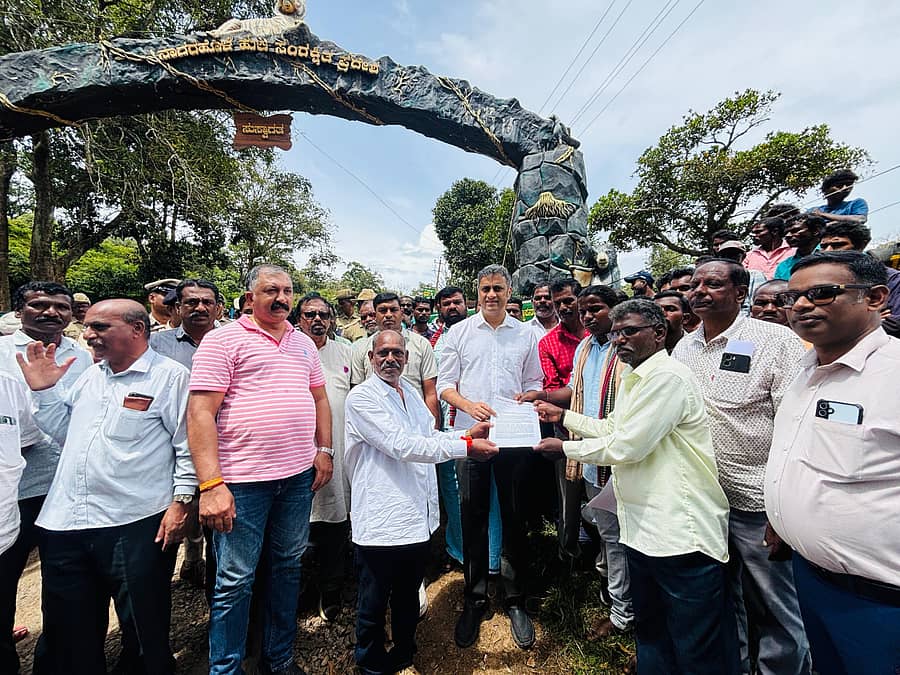 ಬಾಳೆಕೊವು ಹಾಡಿ ಪಕ್ಕದ ನಾಣಚ್ಚಿ ಗೇಟ್‌ನ ಮುಂದೆ ಪ್ರತಿಭಟನೆ ನಡೆಸುತ್ತಿದ್ದ ಪ್ರತಿಭಟನಾಕಾರರಿಂದ ಶಾಸಕ ಎ.ಎಸ್.ಪೊನ್ನಣ್ಣ ಮನವಿ ಪತ್ರ ಸ್ವೀಕರಿಸಿದರು