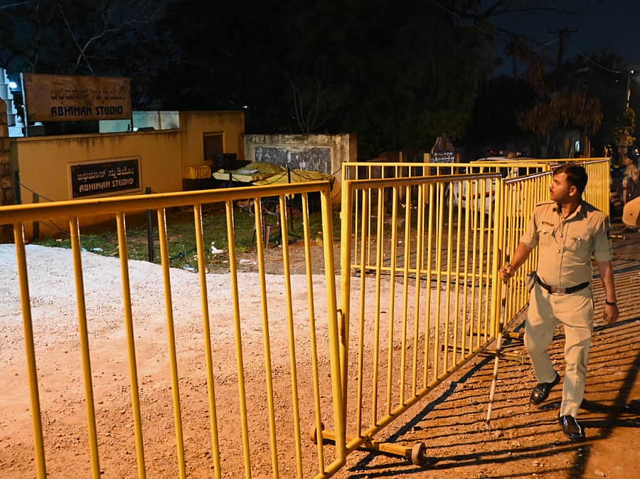 ಅಭಿಮಾನ್ ಸ್ಟುಡಿಯೊದ ಎದುರು ಬ್ಯಾರಿಕೇಡ್ ಹಾಕಿ ಭದ್ರತೆಗೆ ಪೊಲೀಸರನ್ನು ನಿಯೋಜಿಸಲಾಗಿದೆ
– ಪ್ರಜಾವಾಣಿ ಚಿತ್ರ