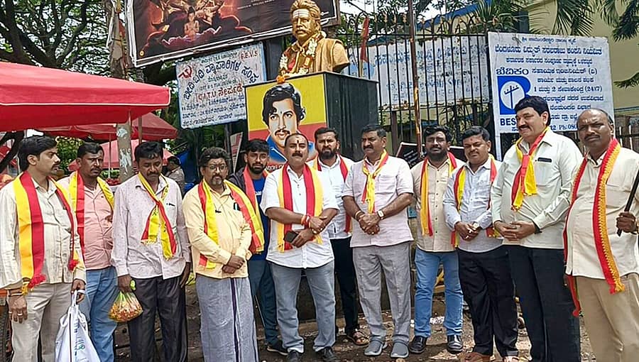 ದೊಡ್ಡಬಳ್ಳಾಪುರದ ಸಿದ್ದಲಿಂಗಯ್ಯ ವೃತ್ತದಲ್ಲಿನ ವಿಷ್ಣುವರ್ಧನ್‌ ಅವರ ಪ್ರತಿಮೆ ಮುಂದೆ ಅವರ ಅಭಿಮಾನಿಗಳು ಪ್ರತಿಭಟನೆ ನಡೆಸಿದರು