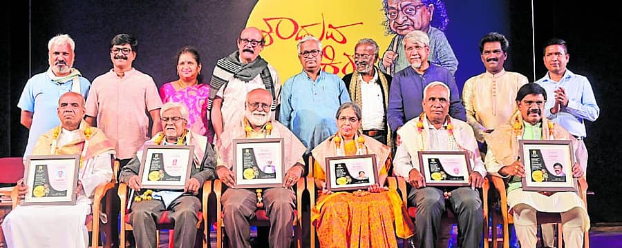 <div class="paragraphs"><p>‘ಕಾಡುವ ಕಿರಂ’ ಅಹೋರಾತ್ರಿ’ ಕಾರ್ಯಕ್ರಮದಲ್ಲಿ ಎಂ. ಗೋಪಾಲ್, ಎಸ್. ಶ್ರೀನಿವಾಸ ನಟೇಕರ್, ಕೂಡ್ಲೂರು ವೆಂಕಟಪ್ಪ, ಎಂ. ಉಷಾ, ಪ್ರೊ.ಎಂ.ಜಿ.ಚಂದ್ರಶೇಖರಯ್ಯ ಹಾಗೂ ಇ.ನಾರಾಯಣ್ ಅವರಿಗೆ ಪ್ರಶಸ್ತಿ ನೀಡಿ ಗೌರವಿಸಲಾಯಿತು. </p></div>