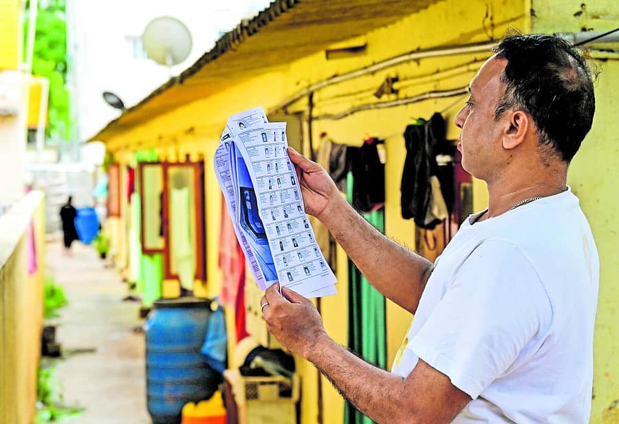 <div class="paragraphs"><p>ಯಾರಿವರು ಮತದಾರರು...? ಮುನಿರೆಡ್ಡಿ ಗಾರ್ಡನ್‌ನ 35ನೇ ನಂಬರ್‌ನ ಮನೆಯಲ್ಲಿ ನೋಂದಣಿಯಾಗಿರುವ ಮತದಾರರ ವಿವರವನ್ನು ಪರಿಶೀಲಿಸಿದ ಸ್ಥಳೀಯ ನಿವಾಸಿ&nbsp;</p></div>