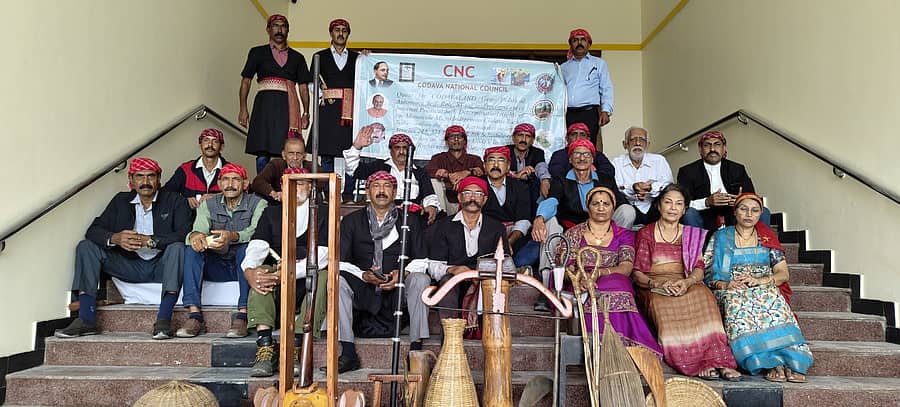 ಕೊಡವ ನ್ಯಾಷನಲ್ ಕೌನ್ಸಿಲ್‌ ಮುಖಂಡರು ಶನಿವಾರ ಮಡಿಕೇರಿಯಲ್ಲಿರುವ ಕೊಡಗು ಜಿಲ್ಲಾಧಿಕಾರಿ ಕಚೇರಿ ಮುಂಭಾಗ ವಿವಿಧ ಬೇಡಿಕೆಗಳ ಈಡೇರಿಕೆಗೆ ಒತ್ತಾಯಿಸಿ ಧರಣಿ ನಡೆಸಿದರು