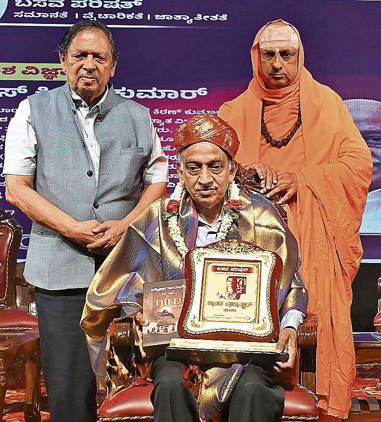 ಬಸವ ಪರಿಷತ್‌ ನೀಡುವ 'ಬಸವ ಪುರಸ್ಕಾರ’ ಪ್ರಶಸ್ತಿಯನ್ನುಇಸ್ರೊ ಮಾಜಿ ಅಧ್ಯಕ್ಷಎ.ಎಸ್‌.ಕಿರಣ್‌ ಕುಮಾರ್‌ ಅವರಿಗೆ ಶಿವರಾತ್ರಿ ದೇಶಿಕೇಂದ್ರ ಸ್ವಾಮೀಜಿ, ನಿವೃತ್ತ ನ್ಯಾಯಮೂರ್ತಿ ಎನ್.ಸಂತೋಷ್ ಹೆಗ್ಡೆ ಅವರು ಶನಿವಾರ ಪ್ರದಾನ ಮಾಡಿದರು ಪ್ರಜಾವಾಣಿ ಚಿತ್ರ