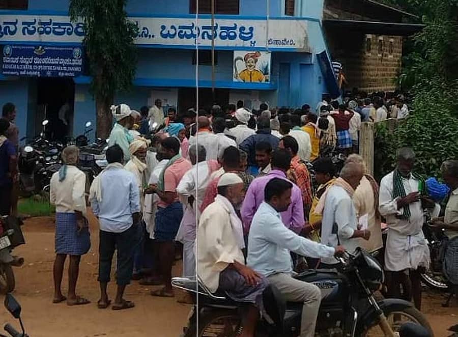 ಹಾವೇರಿ ಜಿಲ್ಲೆಯ ಹಾನಗಲ್ ತಾಲ್ಲೂಕಿನ ಬೊಮ್ಮನಹಳ್ಳಿ ಗ್ರಾಮದ ಸಹಕಾರಿ ಸಂಘದ ಎದುರು ಯೂರಿಯಾ ಗೊಬ್ಬರಕ್ಕಾಗಿ ಶುಕ್ರವಾರ ಸರದಿಯಲ್ಲಿ ನಿಂತಿದ್ದ ರೈತರು