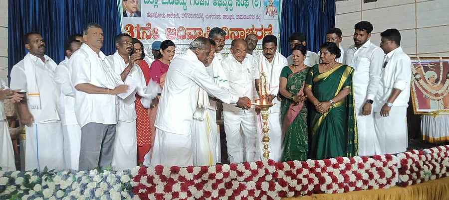 ಚಾಮರಾಜನಗರದ ಜೆ.ಎಚ್.ಪಟೇಲ್ ಸಭಾಂಗಣದಲ್ಲಿ ಜಿಲ್ಲಾ ಬುಡಕಟ್ಟು ಗಿರಿಜನ ಅಭಿವೃದ್ಧಿ ಸಂಘದಿಂದ ಹಮ್ಮಿಕೊಂಡಿದ್ದ 31ನೇ ವಿಶ್ವ ಆದಿವಾಸಿ ದಿನಾಚರಣೆಯನ್ನು ಶಾಸಕ ಪುಟ್ಟರಂಗಶೆಟ್ಟಿ ಉದ್ಘಾಟಿಸಿದರು