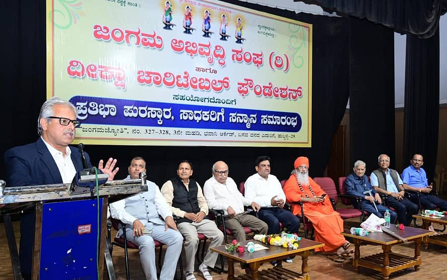 ಹುಬ್ಬಳ್ಳಿಯ ದೇಶಪಾಂಡೆ ನಗರದ ಸವಾಯಿ ಗಂಧರ್ವ ಕಲಾಭವನದಲ್ಲಿ ಹಮ್ಮಿಕೊಂಡಿದ್ದ ಪ್ರತಿಭಾ ಪುರಸ್ಕಾರ, ಸಾಧಕರಿಗೆ ಸನ್ಮಾನ ಕಾರ್ಯಕ್ರಮದಲ್ಲಿ ಉದ್ಯಮಿ ಜಗದೀಶ ಹಿರೇಮಠ ಮಾತನಾಡಿದರು