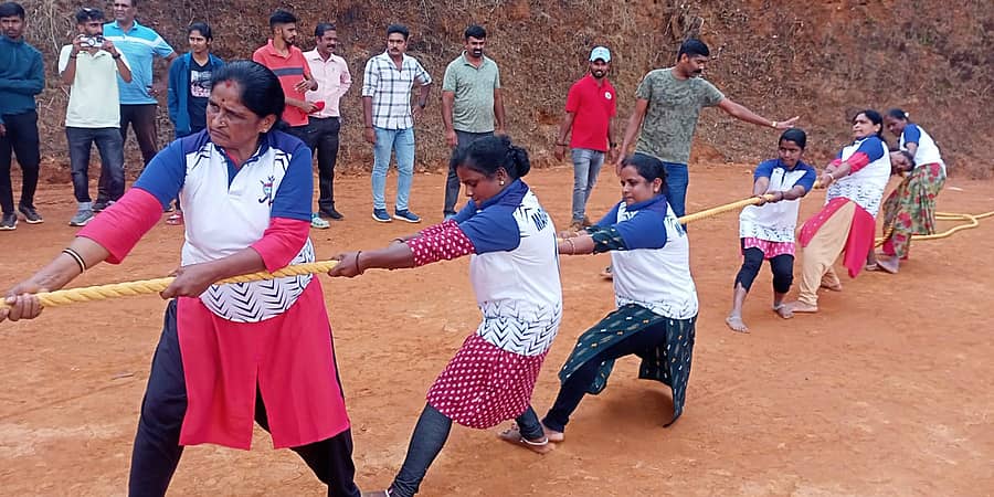 ನಾಪೋಕ್ಲು ಸಮೀಪದ ಬಲ್ಲಮಾವಟಿ ಗ್ರಾಮದಲ್ಲಿ ಮಹಿಳೆಯರಿಗಾಗಿ ಆಯೋಜಿಸಲಾಗಿದ್ದ ಅಂತರಗ್ರಾಮ ಹಗ್ಗಜಗ್ಗಾಟ ಸ್ಪರ್ಧೆ