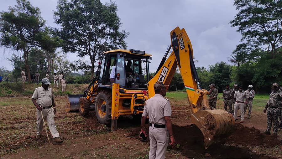 ಆನೇಕಲ್ ತಾಲ್ಲೂಕಿನ ಬನ್ನೇರುಘಟ್ಟ ಸಮೀಪದ ಭೂತಾನಹಳ್ಳಿಯಲ್ಲಿ ಒತ್ತುವರಿಯಾಗಿದ್ದ ಕಿರು ಅರಣ್ಯ ಪ್ರದೇಶವನ್ನು ತೆರವುಗೊಳಲಾಯಿತು