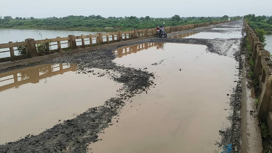 ಆಲಮೇಲ ತಾಲ್ಲೂಕಿನ ದೇವಣಗಾಂವ ಸೇತುವೆ ರಸ್ತೆಯು ಗುಂಡಿಗಳ ಆಗರವಾಗಿದೆ