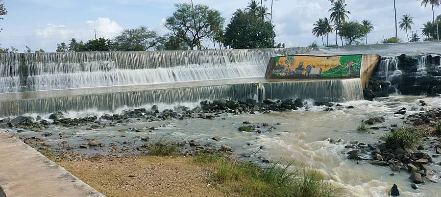 ಹಾನಗಲ್ ತಾಲ್ಲೂಕಿನ ಕಂಚಿನೆಗಳೂರ ಬಳಿಯಲ್ಲಿ ಧರ್ಮಾ ನದಿ ಸೃಷ್ಠಿಸುವ ಜಲಪಾತದ ತಾಣ