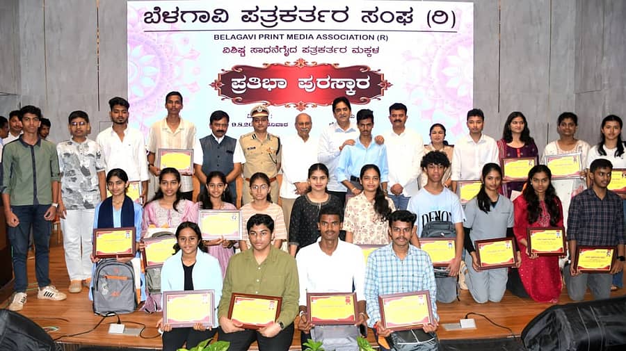ಬೆಳಗಾವಿಯಲ್ಲಿ ಶನಿವಾರ ಆಯೋಜಿಸಿದ್ದ ‘ಪ್ರತಿಭಾ ಪುರಸ್ಕಾರ’ ಸಮಾರಂಭದಲ್ಲಿ ಪತ್ರಕರ್ತರ ಸಾಧಕ ಮಕ್ಕಳನ್ನು ಸನ್ಮಾನಿಸಲಾಯಿತು. ವಿಲಾಸ ಜೋಶಿ, ಭೂಷಣ್‌ ಬೊರಸೆ, ಪ್ರಭಾಕರ ಕೋರೆ, ಆಸಿಫ್‌ ಸೇಠ್‌, ಮಂಗೇಶ ಪವಾರ, ವಾಣಿ ಜೋಶಿ ಅವರೊಂದಿಗೆ ಮಕ್ಕಳು ಚಿತ್ರ ತೆಗೆಸಿಕೊಂಡರು  ಪ್ರಜಾವಾಣ ಚಿತ್ರ