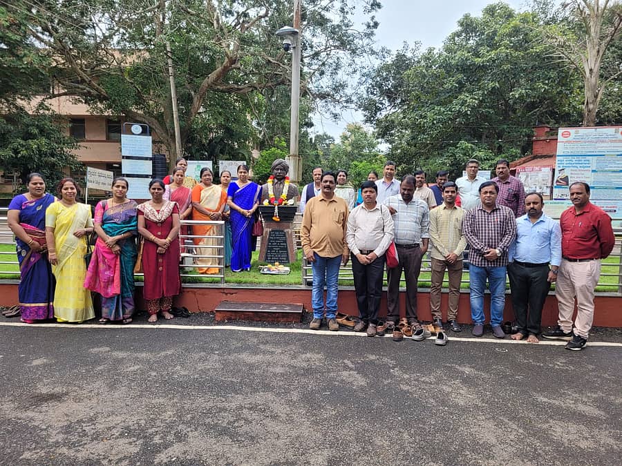 ಧಾರವಾಡದ ಕರ್ನಾಟಕ ಕಾಲೇಜಿನ ಆವರಣದ ರೊದ್ದ ಶ್ರೀನಿವಾಸರಾವ್, ಅರಟಾಳ ರುದ್ರಗೌಡ ಮತ್ತು ಸಿದ್ದಪ್ಪ ಕಂಬಳಿ ಅವರ ಪ್ರತಿಮೆಗಳಿಗೆ ಗಣ್ಯರು ಮಾಲಾರ್ಪಣೆ ಮಾಡಿದರು
