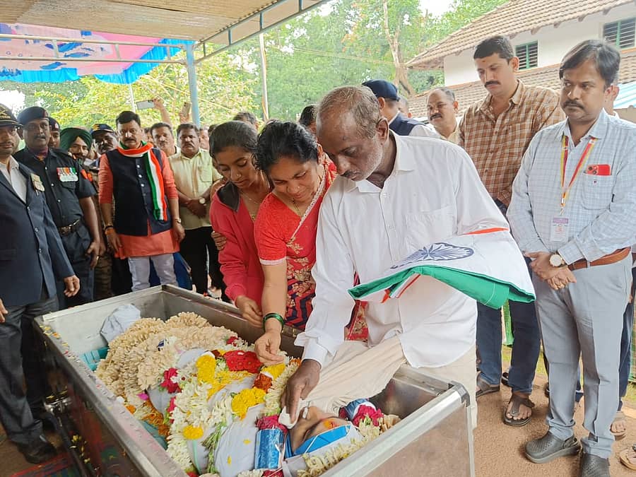 ಅಪಘಾತದಲ್ಲಿ ಮೃತಪಟ್ಟ ಅಗ್ನಿವೀರ್ ಯೋಧ ಪ್ರಜ್ವಲ್ ಅವರ ಪೋಷಕರು ಅಂತಿಮ ನಮನ ಸಲ್ಲಿಸಿದರು 