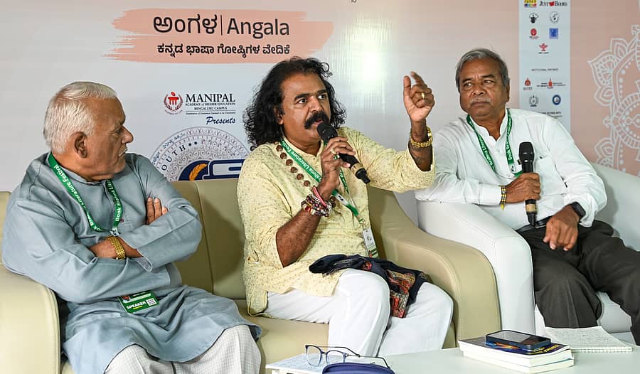 ಗೋಷ್ಠಿಯಲ್ಲಿ ಪ್ರವೀಣ್ ಗೋಡ್ಖಿಂಡಿ ಮಾತನಾಡಿದರು. ಶ್ರೀಶ ಜೋಶಿ ಮತ್ತು ಬಾಳಾಸಾಹೇಬ ಲೋಕಾಪುರ ಉಪಸ್ಥಿತರಿದ್ದರು
ಪ್ರಜಾವಾಣಿ ಚಿತ್ರ