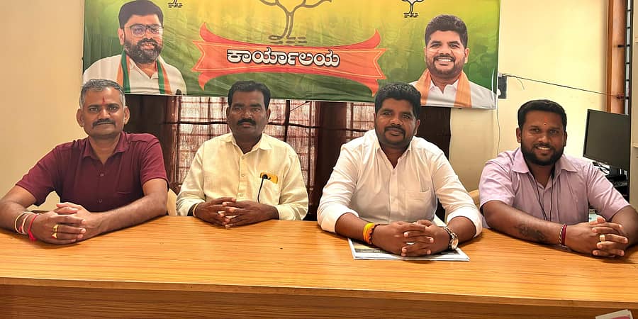 ಹಿರಿಯೂರಿನ ಬಿಜೆಪಿ ಬಿಜೆಪಿ ಕಚೇರಿಯಲ್ಲಿ ಶನಿವಾರ ಹಮ್ಮಿಕೊಂಡಿದ್ದ ಸುದ್ದಿಗೋಷ್ಠಿಯಲ್ಲಿ ಪಕ್ಷದ ತಾಲ್ಲೂಕು ಬಿಜೆಪಿ ಘಟಕದ ಅಧ್ಯಕ್ಷ ಕೆ. ಅಭಿನಂದನ್ ಮಾತನಾಡಿದರು.
