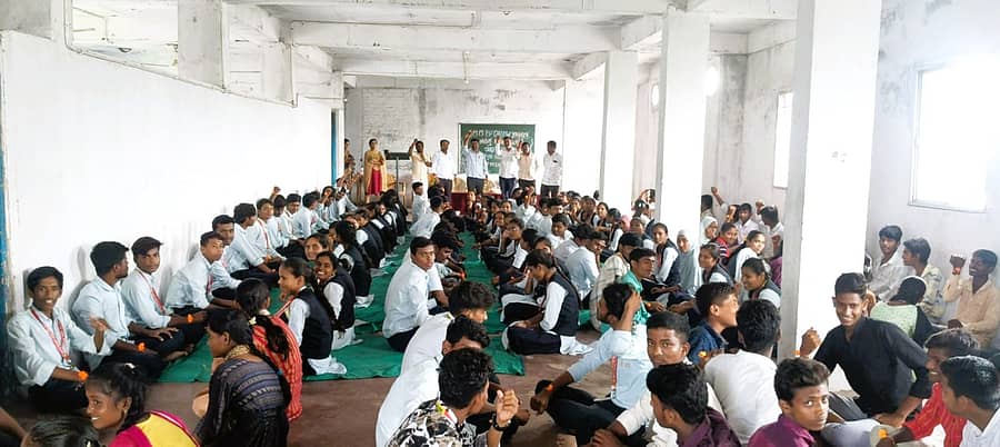 ಯಾದಗಿರಿಯ ಕೊಲ್ಲೂರು ಮಲ್ಲಪ್ಪ ಪಿಯು ಕಾಲೇಜಿನಲ್ಲಿ ಶನಿವಾರ ರಕ್ಷಾ ಬಂಧನ ಆಚರಿಸಲಾಯಿತು