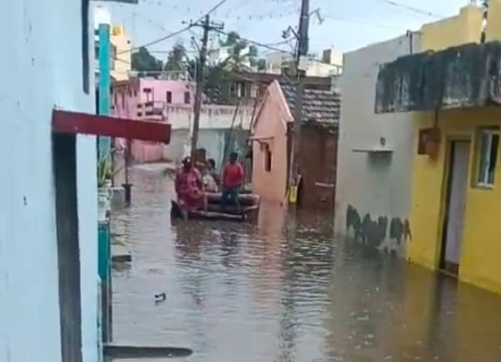 ಬಂಗಾರಪೇಟೆ ಪಟ್ಟಣದ ಸಿ.ರಹೀಂ ಕಾಂಪೌಂಡ್ ಬಡಾವಣೆಯಲ್ಲಿ ಮನೆಗಳಿಗೆ ನುಗ್ಗಿರುವ ಮಳೆ ನೀರು