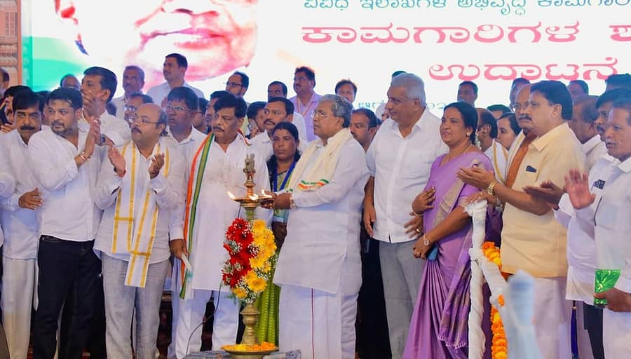 ಹದಿನಾರು ಗ್ರಾಮದಲ್ಲಿ ಶನಿವಾರ ನಡೆದ ಸಮಾರಂಭದಲ್ಲಿ ವರುಣ ವಿಧಾನಸಭಾ ಕ್ಷೇತ್ರದ ವಿವಿಧ ಅಭಿವೃದ್ಧಿ ಕಾಮಗಾರಿಗಳಿಗೆ ಮುಖ್ಯಮಂತ್ರಿ ಸಿದ್ದರಾಮಯ್ಯ ಚಾಲನೆ ನೀಡಿದರು