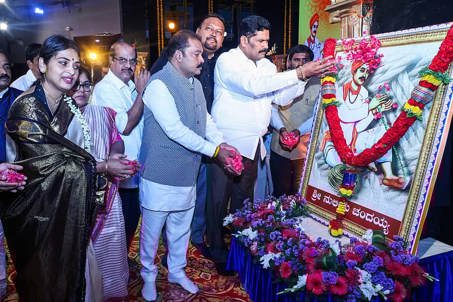 ನಗರದಲ್ಲಿ ಶನಿವಾರ ಆಯೋಜಿಸಿದ್ದ ಕಾರ್ಯಕ್ರಮದಲ್ಲಿ  ಸಚಿವ ಶಿವರಾಜ ಎಸ್‌.ತಂಗಡಗಿ ಅವರು ನುಲಿಯ ಚಂದಯ್ಯ ಭಾವಚಿತ್ರಕ್ಕೆ ಪುಷ್ಪಾರ್ಚನೆ ಮಾಡಿದರು. ಪಲ್ಲವಿ, ಗಾಯತ್ರಿ, ಚಂದ್ರಣ್ಣ ಇದ್ದಾರೆ.  