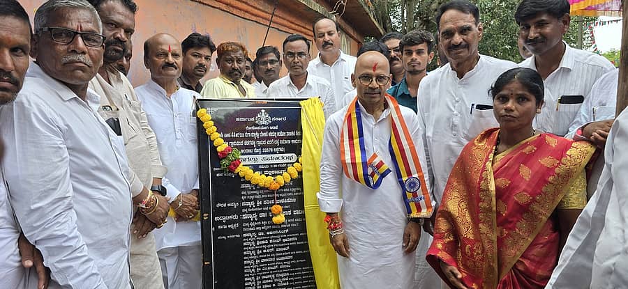 ಚಿಂಚೋಳಿ ತಾಲ್ಲೂಕಿನ ಬೆಡಕಪಳ್ಳಿ ಗ್ರಾಮದಲ್ಲಿ ನಡೆದ ಕಾರ್ಯಕ್ರಮದಲ್ಲಿ ಸಚಿವ ಡಾ. ಶರಣಪ್ರಕಾಶ ಪಾಟೀಲ ರಸ್ತೆಕಾಮಗಾರಿಗೆ ಶನಿವಾರ ಶಿಲಾನ್ಯಾಸ ನೆರವೇರಿಸಿದರು