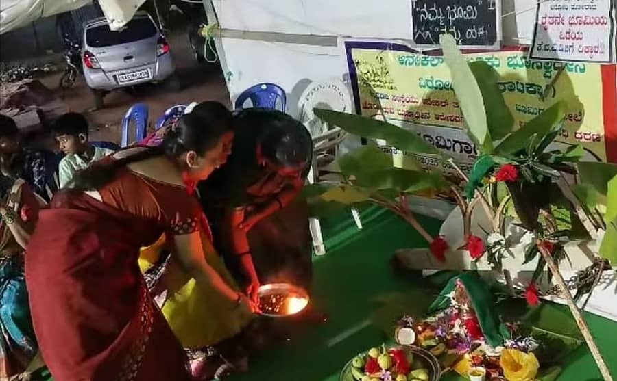 ಆನೇಕಲ್ ತಾಲ್ಲೂಕಿನ ಮುತ್ತಾನಲ್ಲೂರು ಗ್ರಾಮದಲ್ಲಿ ಕೆಐಎಡಿಬಿ ಭೂಸ್ವಾಧೀನ ವಿರೋಧಿಸಿ ರೈತರು ನಡೆಸುತ್ತಿರುವ ಅಹೋರಾತ್ರಿ ಧರಣಿಯ ಸ್ಥಳದಲ್ಲಿ ರೈತರು ವರಮಹಾಲಕ್ಷ್ಮಿ ಹಬ್ಬ ಆಚರಿಸಲಾಯಿತು