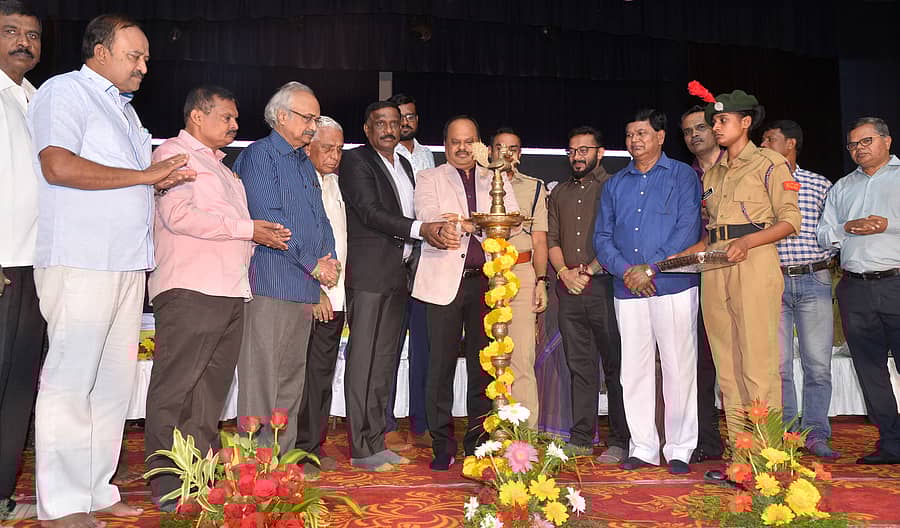 ಕೋಲಾರದಲ್ಲಿ ಶನಿವಾರ ನಡೆದ ಸ್ಪರ್ಧಾತ್ಮಕ ಪರೀಕಾ ತರಬೇತಿಯ ಉಚಿತ ಕಾರ್ಯಾಗಾರಕ್ಕೆ ಜಿಲ್ಲಾಧಿಕಾರಿ ಎಂ.ಆರ್‌.ರವಿ ಚಾಲನೆ ನೀಡಿದರು. ಡಿ.ದೇವರಾಜ್‌, ನಿಖಿಲ್‌ ಬಿ., ರಾಘವೇಂದ್ರರಾವ್‌, ಕೆ.ವಿ.ಶಂಕರಪ್ಪ, ಎಂ.ಉದಯಕುಮಾರ್‌, ಅರಿವು ಶಿವಪ್ಪ, ಡಾ.ಅರವಿಂದ, ಪಂಡಿತ್‌ ಮುನಿವೆಂಕಟಪ್ಪ, ವಿ.ಮುನಿರಾಜು ಪಾಲ್ಗೊಂಡಿದ್ದರು