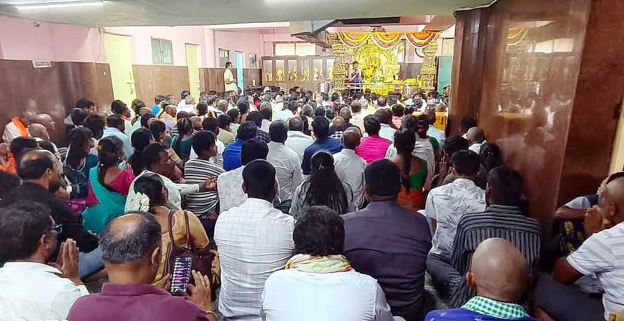 ಪಾವಗಡ ಶನೈಶ್ಚರ ದೇಗುಲದಲ್ಲಿ ಶನಿವಾರ ಭಕ್ತರು ಪೂಜೆ ಸಲ್ಲಿಸಿದರು