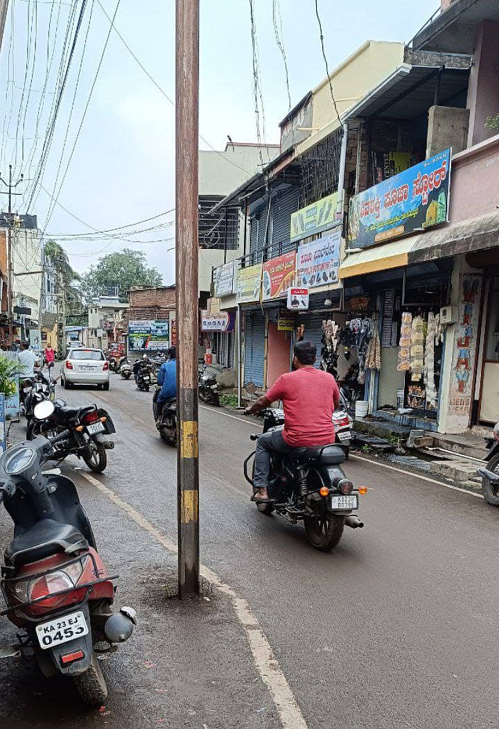 ಚಿಕ್ಕೋಡಿ ಪುರಸಭೆ ಕಚೇರಿ ಎದುರಿನ ರಸ್ತೆ ಮಧ್ಯದಲ್ಲಿ ಕಬ್ಬಿಣದ ವಿದ್ಯುತ್ ಕಂಬ