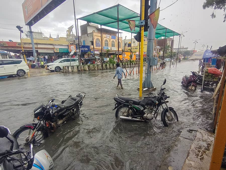 ಕೊಪ್ಪಳದ ಗಂಜ್ ವೃತ್ತದಲ್ಲಿ ಶನಿವಾರ ಮಳೆಯಿಂದಾಗಿ ರಸ್ತೆ ಮೇಲೆ ಹರಿದ ಚರಂಡಿ‌ ನೀರು