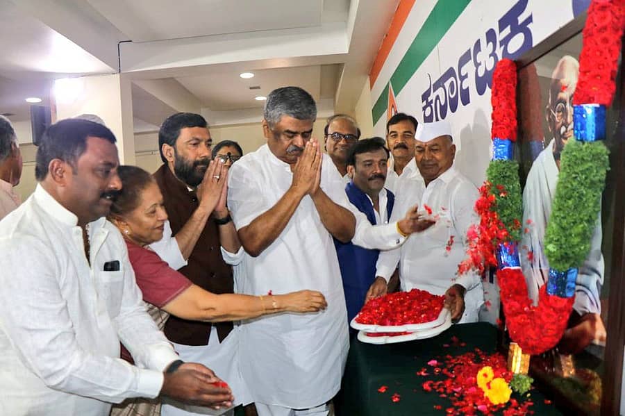 ಕೆಪಿಸಿಸಿ ಕಚೇರಿಯಲ್ಲಿ ನಡೆದ ‘ಕ್ವಿಟ್ ‌ಇಂಡಿಯಾ’ ದಿನಾಚರಣೆ ಕಾರ್ಯಕ್ರಮದಲ್ಲಿ ಮಹಾತ್ಮಾ ಗಾಂಧೀಜಿಯವರ ಭಾವಚಿತ್ರಕ್ಕೆ ರಾಣಿ ಸತೀಶ್, ಸಲೀಂ ಅಹ್ಮದ್, ಬಿ.ಕೆ. ಹರಿಪ್ರಸಾದ್‌, ಜಿ.ಸಿ. ಚಂದ್ರಶೇಖರ್‌ ಅವರು ಪುಷ್ಪನಮನ ಸಲ್ಲಿಸಿದರು 